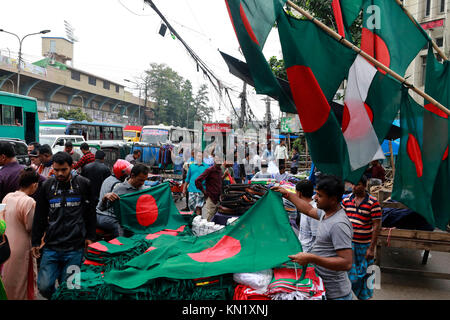 DHAKA, BANGLADESCH - Dezember 10, 2017: Straßenhändler verkaufen nationale Flaggen in Dhaka und rund um die Stadt im Dezember, dem Monat der Sieg. Credit: SK Hasan Ali/Alamy leben Nachrichten Stockfoto