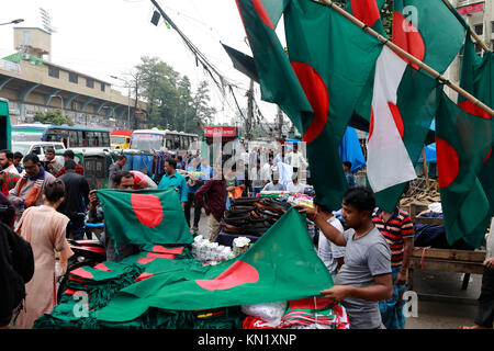 DHAKA, BANGLADESCH - Dezember 10, 2017: Straßenhändler verkaufen nationale Flaggen in Dhaka und rund um die Stadt im Dezember, dem Monat der Sieg. Credit: SK Hasan Ali/Alamy leben Nachrichten Stockfoto