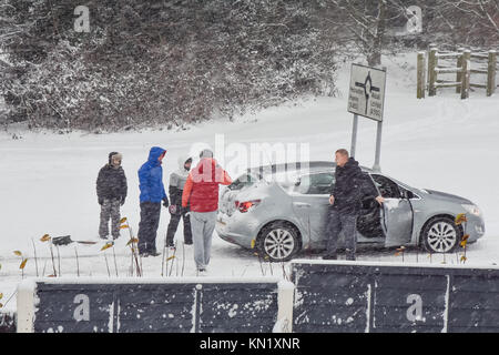 Cannock Chase, UK. 10 Dez, 2017. Über Nacht Schnee hat Unterbrechung auf örtlichen Straßen in Cannock Chase Gebiet zu reisen. Die Prognose ist für Schnee den ganzen Tag. Credit: Daniel James Armishaw/Alamy leben Nachrichten Stockfoto
