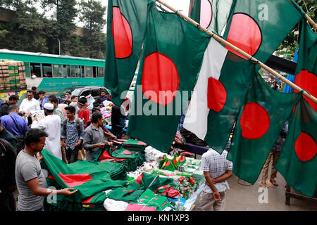 DHAKA, BANGLADESCH - Dezember 10, 2017: Straßenhändler verkaufen nationale Flaggen in Dhaka und rund um die Stadt im Dezember, dem Monat der Sieg. Credit: SK Hasan Ali/Alamy leben Nachrichten Stockfoto