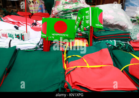 DHAKA, BANGLADESCH - Dezember 10, 2017: Der Monat der Sieg in Bangladesch, die Forderung nach nationaler Flagge ist hoch. Schneider und Anbieter sind vorbei an einem ereignisreichen Zeit. Credit: SK Hasan Ali/Alamy leben Nachrichten Stockfoto