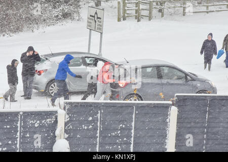 Cannock Chase, UK. 10 Dez, 2017. Über Nacht Schnee hat Unterbrechung auf örtlichen Straßen in Cannock Chase Gebiet zu reisen. Die Prognose ist für Schnee den ganzen Tag. Credit: Daniel James Armishaw/Alamy leben Nachrichten Stockfoto