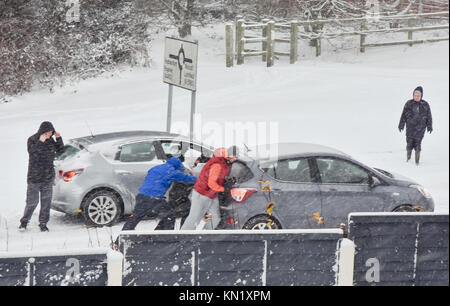 Cannock Chase, UK. 10 Dez, 2017. Über Nacht Schnee hat Unterbrechung auf örtlichen Straßen in Cannock Chase Gebiet zu reisen. Die Prognose ist für Schnee den ganzen Tag. Credit: Daniel James Armishaw/Alamy leben Nachrichten Stockfoto