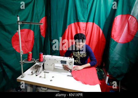 DHAKA, BANGLADESCH - Dezember 10, 2017: Der Monat der Sieg in Bangladesch, die Forderung nach nationaler Flagge ist hoch. Schneider und Anbieter sind vorbei an einem ereignisreichen Zeit. Credit: SK Hasan Ali/Alamy leben Nachrichten Stockfoto