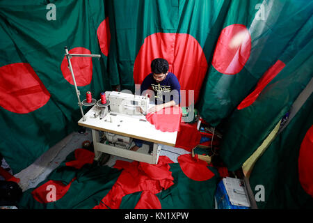 DHAKA, BANGLADESCH - Dezember 10, 2017: Der Monat der Sieg in Bangladesch, die Forderung nach nationaler Flagge ist hoch. Schneider und Anbieter sind vorbei an einem ereignisreichen Zeit. Credit: SK Hasan Ali/Alamy leben Nachrichten Stockfoto