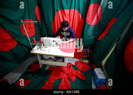 DHAKA, BANGLADESCH - Dezember 10, 2017: Der Monat der Sieg in Bangladesch, die Forderung nach nationaler Flagge ist hoch. Schneider und Anbieter sind vorbei an einem ereignisreichen Zeit. Credit: SK Hasan Ali/Alamy leben Nachrichten Stockfoto