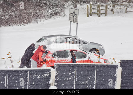 Cannock Chase, UK. 10 Dez, 2017. Über Nacht Schnee hat Unterbrechung auf örtlichen Straßen in Cannock Chase Gebiet zu reisen. Die Prognose ist für Schnee den ganzen Tag. Credit: Daniel James Armishaw/Alamy leben Nachrichten Stockfoto