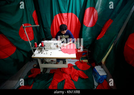 DHAKA, BANGLADESCH - Dezember 10, 2017: Der Monat der Sieg in Bangladesch, die Forderung nach nationaler Flagge ist hoch. Schneider und Anbieter sind vorbei an einem ereignisreichen Zeit. Credit: SK Hasan Ali/Alamy leben Nachrichten Stockfoto