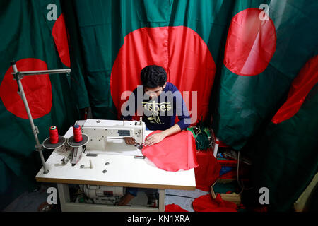 DHAKA, BANGLADESCH - Dezember 10, 2017: Der Monat der Sieg in Bangladesch, die Forderung nach nationaler Flagge ist hoch. Schneider und Anbieter sind vorbei an einem ereignisreichen Zeit. Credit: SK Hasan Ali/Alamy leben Nachrichten Stockfoto