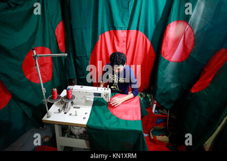 DHAKA, BANGLADESCH - Dezember 10, 2017: Der Monat der Sieg in Bangladesch, die Forderung nach nationaler Flagge ist hoch. Schneider und Anbieter sind vorbei an einem ereignisreichen Zeit. Credit: SK Hasan Ali/Alamy leben Nachrichten Stockfoto