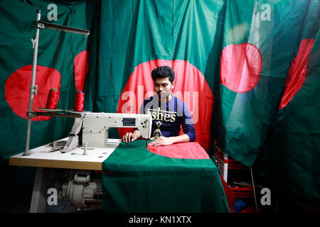 DHAKA, BANGLADESCH - Dezember 10, 2017: Der Monat der Sieg in Bangladesch, die Forderung nach nationaler Flagge ist hoch. Schneider und Anbieter sind vorbei an einem ereignisreichen Zeit. Credit: SK Hasan Ali/Alamy leben Nachrichten Stockfoto