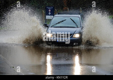 Sycamore Avenue, Godalming. 10. Dezember 2017. Eine intensive und schnelle Bewegungen Niederdruck Depression treffen im Süden von England am Morgen bringen Sturmwind und heftige Regenfälle. Überschwemmungen in Godalming, Surrey. Credit: James Jagger/Alamy leben Nachrichten Stockfoto