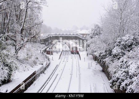 London, Großbritannien. 10 Dez, 2017. Schweren Schnee auf den 10. Dezember 2017 in London. Credit: doniphane dupriez/Alamy leben Nachrichten Stockfoto