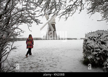 Schnee in Thaxted-Met Büro Unwetter gelbe Warnleuchte - Essex, England, Grossbritannien. 10 Dez, 2017. Schwer fiel Schnee über Nacht und durch den Morgen über Teilen des Vereinigten Königreichs nach einer 'Met Office Unwetter, der die gelbe Warnlampe" als Sturm Caroline in kalte Luft zieht aus Skandinavien wie hier in der schönen mittelalterlichen Stadt Thaxted in North West Essex in East Anglia, England gesehen. Wanderer werden gesehen, vorbei an der berühmten 17. und 18. jahrhundert Armenhäuser und John Webb's Windmühle aus dem frühen 19. Jahrhundert. Credit: Brian Harris/Alamy leben Nachrichten Stockfoto