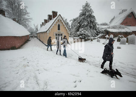 Schnee in Thaxted-Met Büro Unwetter gelbe Warnleuchte - Essex, England, Grossbritannien. 10 Dez, 2017. Schwer fiel Schnee über Nacht und durch den Morgen über Teilen des Vereinigten Königreichs nach einer 'Met Office Unwetter, der die gelbe Warnlampe" als Sturm Caroline in kalte Luft zieht aus Skandinavien wie hier in der schönen mittelalterlichen Stadt Thaxted in North West Essex in East Anglia, England gesehen. Wanderer werden gesehen, vorbei an der berühmten 17. und 18. jahrhundert Armenhäuser und John Webb's Windmühle aus dem frühen 19. Jahrhundert. Credit: Brian Harris/Alamy leben Nachrichten Stockfoto