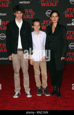 Los Angeles, Ca, USA. 9 Dez, 2017. Carrie-Anne Moss, Frances Beatrice Roy, Jaden Roy, Owen Roy, bei der Premiere von Disney Bilder und Lucasfilm's Star Wars: Der letzte Jedi" im Shrine Auditorium in Los Angeles, Kalifornien am 9. Dezember 2017. Credit: Faye Sadou/Medien Punch/Alamy leben Nachrichten Stockfoto