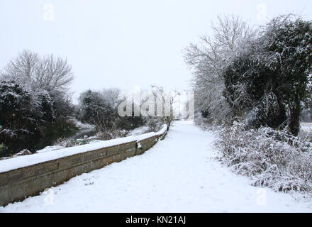 Bedfordshire, Großbritannien. 10 Dez, 2017. Die meisten der britischen aufwachten, eine Decke aus Schnee und der schneefall dem Morgen in Bedfordshire. Jogger, Spaziergänger und Kinder einen Schneemann bauen genossen den seltenen Anblick von ein paar Zentimeter Schnee in der Gegend. Aber es war ein Alptraum für Autofahrer mit Straßen nicht gestreut und eisigen unter dem Schnee. Sonntag, den 10. Dezember 2017 Foto von Keith Mayhew Credit: KEITH MAYHEW/Alamy leben Nachrichten Stockfoto