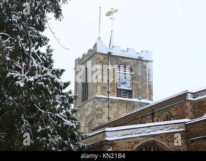 Bedfordshire, Großbritannien. 10 Dez, 2017. Die meisten der britischen aufwachten, eine Decke aus Schnee und der schneefall dem Morgen in Bedfordshire. Jogger, Spaziergänger und Kinder einen Schneemann bauen genossen den seltenen Anblick von ein paar Zentimeter Schnee in der Gegend. Aber es war ein Alptraum für Autofahrer mit Straßen nicht gestreut und eisigen unter dem Schnee. Sonntag, den 10. Dezember 2017 Foto von Keith Mayhew Credit: KEITH MAYHEW/Alamy leben Nachrichten Stockfoto