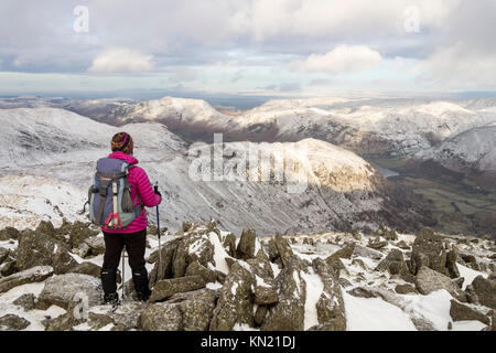 Lake District, Cumbria, UK. Samstag, 9. Dezember 2017. UK Wetter. Schneefall in den Lake District Berge produziert einige wunderbare winterlichen Szenen für Wanderer an diesem Wochenende. Quelle: David Forster/Alamy leben Nachrichten Stockfoto