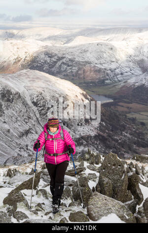 Lake District, Cumbria, UK. Samstag, 9. Dezember 2017. UK Wetter. Schneefall in den Lake District Berge produziert einige wunderbare winterlichen Szenen für Wanderer an diesem Wochenende. Quelle: David Forster/Alamy leben Nachrichten Stockfoto