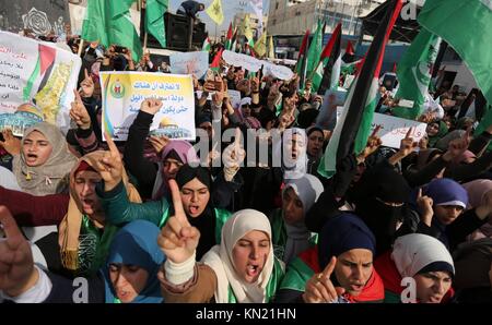 Beit Lahia, Gazastreifen, palästinensischen Gebiet. 10 Dez, 2017. Palästinensischen Studenten nehmen an einem Protest gegen US-Präsident Donald Trump Entscheidung Jerusalem als Hauptstadt von Israel zu erkennen, in Gaza-stadt am 10. Dezember 2017 Quelle: Ashraf Amra/APA-Images/ZUMA Draht/Alamy leben Nachrichten Stockfoto