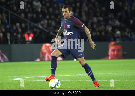 Paris, Frankreich. 9 Dez, 2017. Daniel Alves in Aktion während der französischen Ligue 1 Fußballspiel zwischen Paris St. Germain (PSG) und Lille (LOSC) im Parc des Princes. Credit: SOPA/ZUMA Draht/Alamy leben Nachrichten Stockfoto