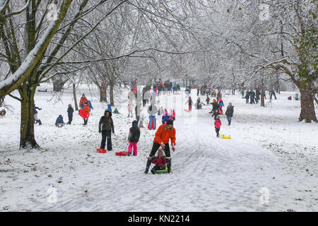 Finsbury Park, nördlich von London. UK 10. Dez 2017 - Kinder auf Schnee Schlitten und Menschen in Finsbury Park, nördlich von London nach den ersten Schneefällen im Winter. Credit: Dinendra Haria/Alamy leben Nachrichten Stockfoto