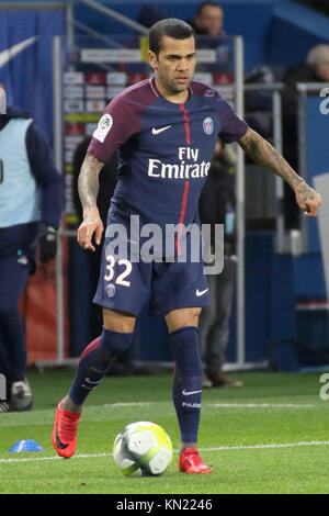 Paris, Frankreich. 9 Dez, 2017. Daniel Alves in Aktion während der französischen Ligue 1 Fußballspiel zwischen Paris St. Germain (PSG) und Lille (LOSC) im Parc des Princes. Credit: SOPA/ZUMA Draht/Alamy leben Nachrichten Stockfoto