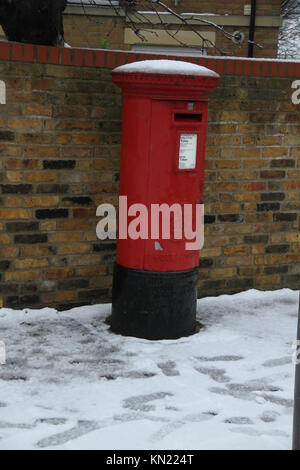 LONDON, Großbritannien - 10 Dezember: Straßen von East London wurden mit Schnee von einem Dusche abgedeckt, die bei rund 3 begann am 10. Dezember bin. Das Department MET eine gelbe Wetter Warnung mit bis zu 30 cm Schnee in einem Teil des Landes erfasst, wodurch Flughafen Schließung und Rail Storno Gutschrift: David Mbiyu/Alamy leben Nachrichten Stockfoto