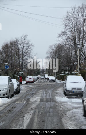 LONDON, Großbritannien - 10 Dezember: Straßen von East London wurden mit Schnee von einem Dusche abgedeckt, die bei rund 3 begann am 10. Dezember bin. Das Department MET eine gelbe Wetter Warnung mit bis zu 30 cm Schnee in einem Teil des Landes erfasst, wodurch Flughafen Schließung und Rail Storno Gutschrift: David Mbiyu/Alamy leben Nachrichten Stockfoto