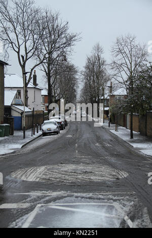 LONDON, Großbritannien - 10 Dezember: Straßen von East London wurden mit Schnee von einem Dusche abgedeckt, die bei rund 3 begann am 10. Dezember bin. Das Department MET eine gelbe Wetter Warnung mit bis zu 30 cm Schnee in einem Teil des Landes erfasst, wodurch Flughafen Schließung und Rail Storno Gutschrift: David Mbiyu/Alamy leben Nachrichten Stockfoto