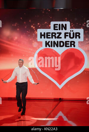 Berlin, Deutschland. 09 Dez, 2017. Ehemaligen Boxer Vitali Klitschko ein Seil springen während der Charity Gala "Ein Herz für Kinder" in Berlin, Deutschland, 09. Dezember 2017. Credit: Gregor Fischer/dpa/Alamy leben Nachrichten Stockfoto