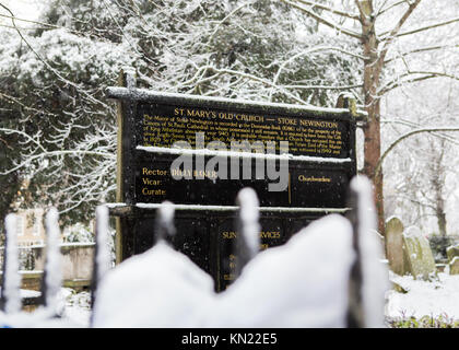 Stoke Newington, Hackney, London, UK. 10. Dezember, 2017. Schnee fällt in Stoke Newington, London. St Mary's Alte Kirche, Stoke Newington Church Street. Quelle: Carol Moir/Alamy Leben Nachrichten. Stockfoto