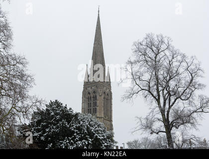 Stoke Newington, Hackney, London, UK. 10. Dezember, 2017. Schnee fällt in Stoke Newington, London. St Mary's Church. Quelle: Carol Moir/Alamy Leben Nachrichten. Stockfoto