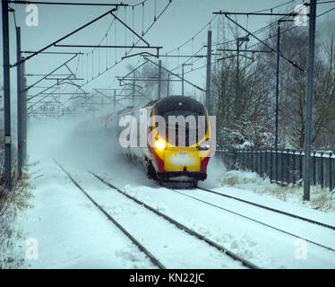 Coventry, Großbritannien. 10 Dez, 2017. Eine Klasse 390 Pendolino sprintet durch den Schnee an Tile Hill, Coventry mit einem London Euston nach Birmingham New Street Service am 10. Dezember 2017 Quelle: Fraser Pithie/Alamy leben Nachrichten Stockfoto