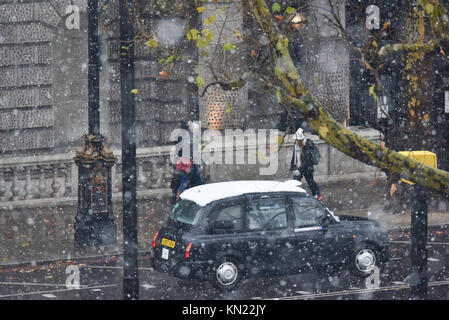 South Bank, London, UK. 10. Dezember 2017. Snow in Central London zu fallen. Quelle: Matthew Chattle/Alamy leben Nachrichten Stockfoto