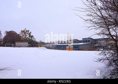 Schnee am Gorseland Grundschule in Martlesham Heide, Suffolk, Großbritannien. Stockfoto