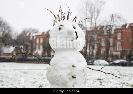 Windsor, Großbritannien. 10. Dezember, 2017. Ein Schneemann steht neben dem langen Spaziergang im Windsor Great Park. Credit: Mark Kerrison/Alamy leben Nachrichten Stockfoto