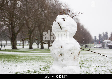 Windsor, Großbritannien. 10. Dezember, 2017. Ein Schneemann steht neben dem langen Spaziergang im Windsor Great Park. Credit: Mark Kerrison/Alamy leben Nachrichten Stockfoto