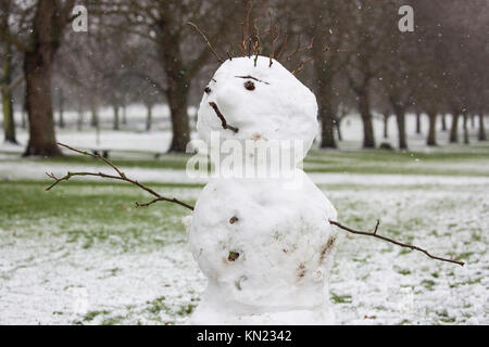 Windsor, Großbritannien. 10. Dezember, 2017. Ein Schneemann steht neben dem langen Spaziergang im Windsor Great Park. Credit: Mark Kerrison/Alamy leben Nachrichten Stockfoto