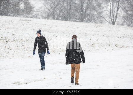 Windsor, Großbritannien. 10. Dezember, 2017. Menschen gehen im Schnee auf Snow Hill im Windsor Great Park. Credit: Mark Kerrison/Alamy leben Nachrichten Stockfoto