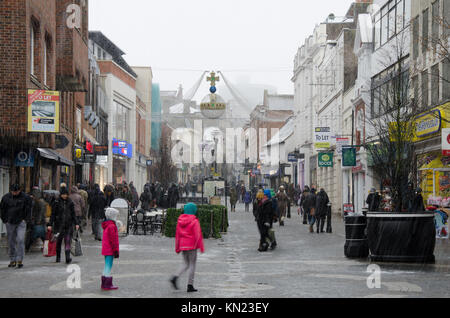 Ein Blick hinunter Peascod Street in Windsor, während der Schnee im Dezember 2017 zeigte. Stockfoto