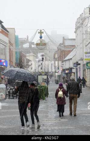 Ein Blick hinunter Peascod Street in Windsor, während der Schnee im Dezember 2017 zeigte. Stockfoto