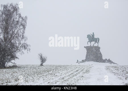 Windsor, Großbritannien. 10. Dezember, 2017. Schnee umgibt das Copper Horse Statue auf Snow Hill im Windsor Great Park. Credit: Mark Kerrison/Alamy leben Nachrichten Stockfoto