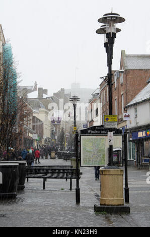 Ein Blick hinunter Peascod Street in Windsor, während der Schnee im Dezember 2017 zeigte. Stockfoto