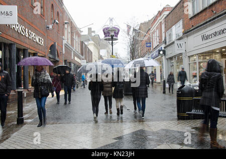 Ein Blick hinunter Peascod Street in Windsor, während der Schnee im Dezember 2017 zeigte. Stockfoto