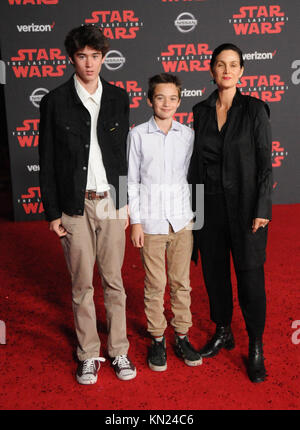 Los Angeles, USA. 09 Dez, 2017. (L - R) Owen Roy, Jaden Roy und ihre Mutter Schauspielerin Carrie-Anne Moss besuchen die Weltpremiere von Disney Pictures und Lucasfilm's Star Wars: Der letzte Jedi' im Shrine Auditorium am 9. Dezember 2017 in Los Angeles, Kalifornien. Foto von Barry King/Alamy Live News Credit: Barry King/Alamy leben Nachrichten Stockfoto