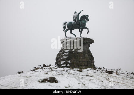 Windsor, Großbritannien. 10. Dezember, 2017. Schnee umgibt das Copper Horse Statue auf Snow Hill im Windsor Great Park. Credit: Mark Kerrison/Alamy leben Nachrichten Stockfoto