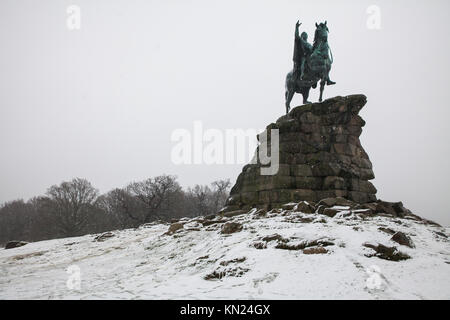 Windsor, Großbritannien. 10. Dezember, 2017. Schnee umgibt das Copper Horse Statue auf Snow Hill im Windsor Great Park. Credit: Mark Kerrison/Alamy leben Nachrichten Stockfoto