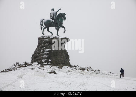 Windsor, Großbritannien. 10. Dezember, 2017. Schnee umgibt das Copper Horse Statue auf Snow Hill im Windsor Great Park. Credit: Mark Kerrison/Alamy leben Nachrichten Stockfoto